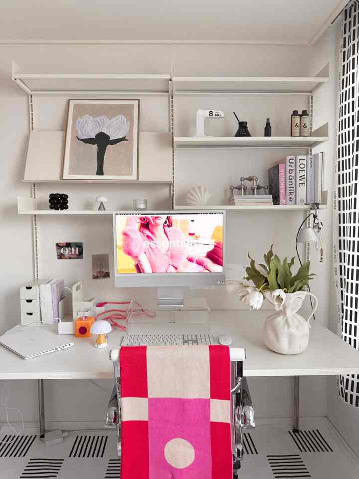 ホワイトと透明素材を活かしたシンプルモダンなホームオフィス、整理されたデスクと棚に飾りが置かれた雰囲気のあるインテリア