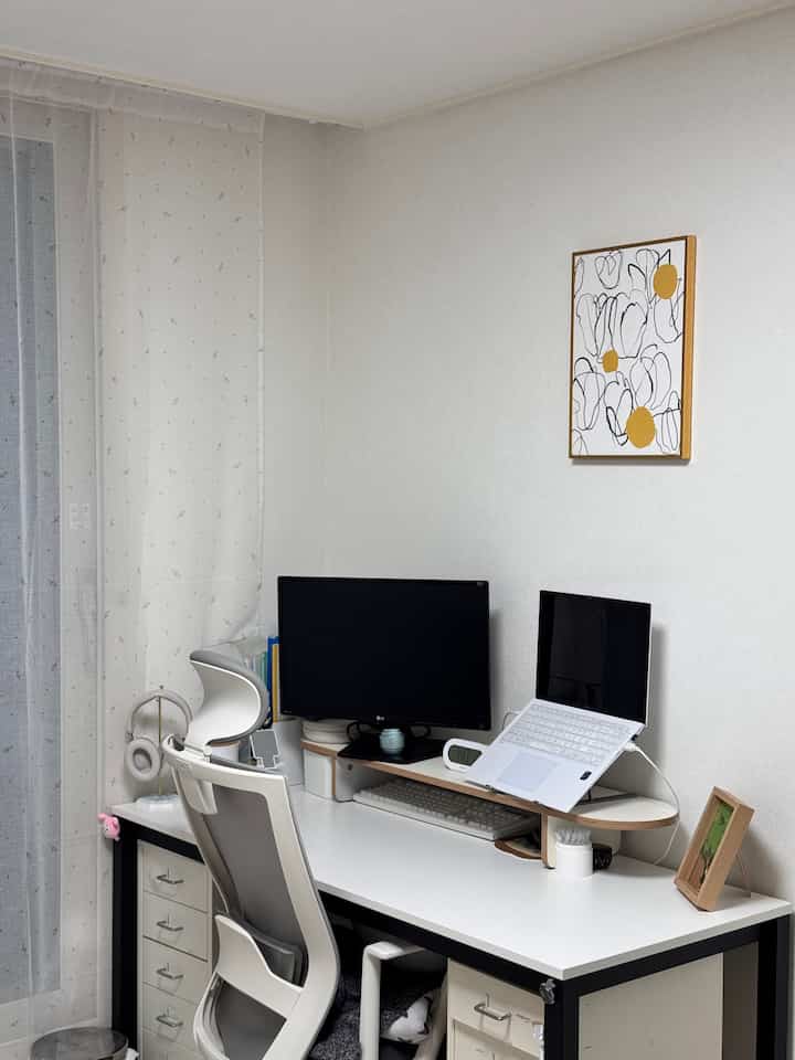 書斎 Before & After✨
最初の写真がAfter、2番目の写真がBeforeです！

実際、引っ越してから4ヶ月しかありません。
ビポは引っ越し当日の空の写真ですㅎㅎ

ここはノートブック、私の本、CDなど 
私の趣味空間として使用しているので、
私の部屋だと読んでいるところですよ😆

＃家具配置＃書籍＃机の飾り

