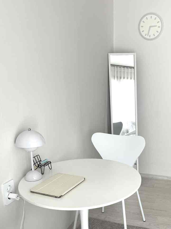 鏡の位置を部屋に移してみました！
キッチンの横に、タイトなタイルの前にあった鏡
部屋の中に来ながら華やかで空間拡張効果まで！  #방구조바꾸기 #요리조리배치마법사 #취미는가구배치 