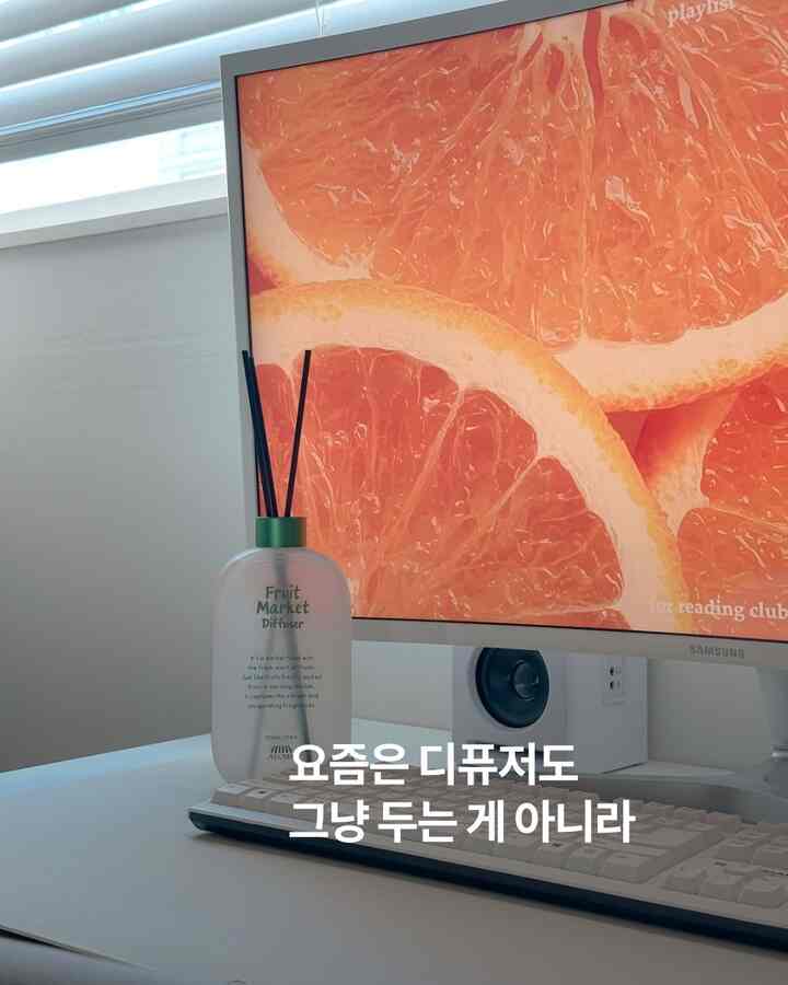 白を基調としたホームオフィス、モニターとディフューザーが置かれた清潔感のある現代的な空間