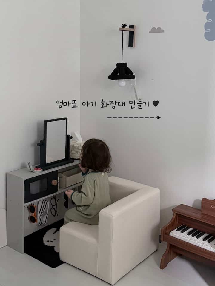 ＃コンスープ記録集＃賢明な消費＃お母さんの趣味＃DIY 

21ヶ月の娘を家庭保育中の私の日常は
一日中子供と遊んでくれました。 

今子供の家を過ごすにつれて
ちょっとした私の時間は
オロトが子供のために子供空間をより活用的に飾ってくれますよ！ 

IKEA SILTルートキッチンプレイは価格も安いです。
2匹のウサギを捕まえることができるという事実♥ 

色も綺麗で全体のリフォームする必要もなく
上場は子供が触れないように取り除き、化粧台として活用！

あまり揺れず、下のモンスターゲルでのみ固定してくれました。

細かい小道具と細かい製品だけを詰めました。
子供が大好き
もっとよく遊ぶとき
大きな化粧台を買ってみる予定です♥ 

#リフォーム #家具リフォーム 

