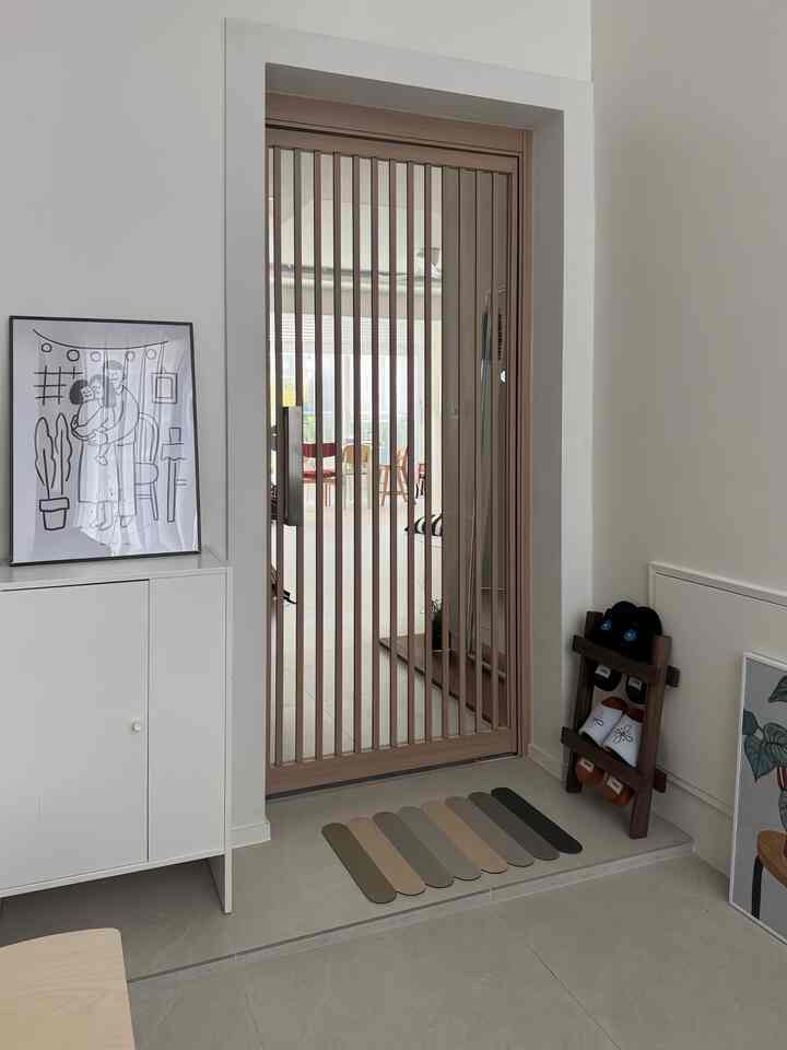 #コンスープ記録集 #インテリアノウハウ 

介護中門は縦線が与えるデザインポイントです。 
空間をはるかにスタイリッシュで感覚的にしてくれます。
完全に詰まったドアではなく、視線と光がほのかに 
通り過ぎずに空間分離効果を出すことができます 
持っているのが大きな利点です。
玄関とリビングルームを自然に区別しながらも開放感が
そこで家がより広く見える効果もあります:)✨


＃玄関インテリア＃玄関中文＃中文インテリア＃中文建設
＃ウッドインテリア＃ガンサルインテリア＃ガンサルドア＃玄関タイル 
#玄関飾り #玄関収納場 #収納場 #屋内化 #ホームシューズ
＃屋内花整理台＃屋内花掛け＃幼児ベンチ＃玄関デザイン 