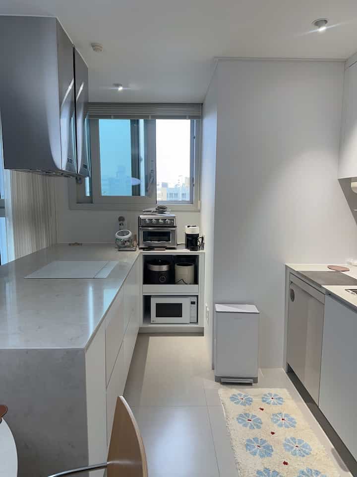 #콘수프기록집 #오늘의우리집 
お久しぶりです 🤍 
最近何となく忙しくて忙しくてちゃんとキッチンの整理がうまくいかなかったのに今日は芽掃除してみました。
どこで見ましたが、今日が穀雨の日なので米のあるキッチンを掃除すればよかったですよね(??)
迷信に換装する私は掃除を…  #주방용품 #주방러그 #주방매트 