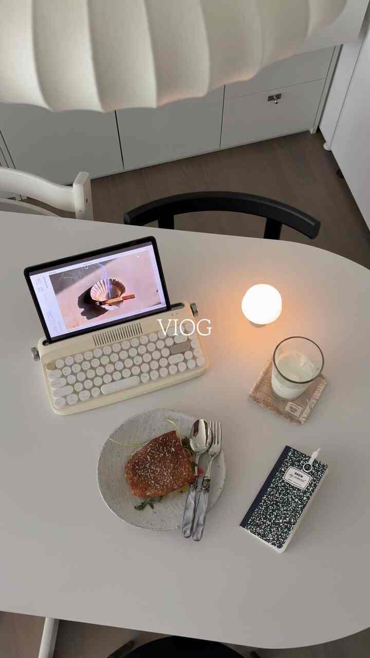 VIOG | 

一日を過ごすのは初めてです。
本物のウォジアダイニングテーブルでほぼ一日中過ごすと思います！

私はいつもソファにはよく座らず、 
ベッドは寝るときだけ横になっていて、キッチンテーブルで過ごす時間があります。
ゲルの古い時間ですね！ 
週末にVIOGを残しましたが、 
ないと思います☺️

午前中に製剤ご飯を取り出して、働きながらコーヒーを飲んで
遅い昼食でサンドイッチもニヨンニョン食べて！
そして陸退後、新郎と楽しい時間を過ごす🫧
やはり夜食は映画見ながらチキンですよ！
週末に独迫子育てで疲れたが、夜食で仕上げまで 
幸せな週末だった😇

🏷️ ウォジアユアセラミックダイニングテーブル @wozia.official 

#コンスープ記録集 #1集集 #ブログ #vlog
＃ウォジア＃ユアセラミックダイニングテーブル＃セラミックダイニングテーブルおすすめ＃ダイニングテーブルインテリア＃ダイニングルームインテリア＃キッチン＃キッチンインテリア＃キッチン用品＃キッチン飾り＃日常