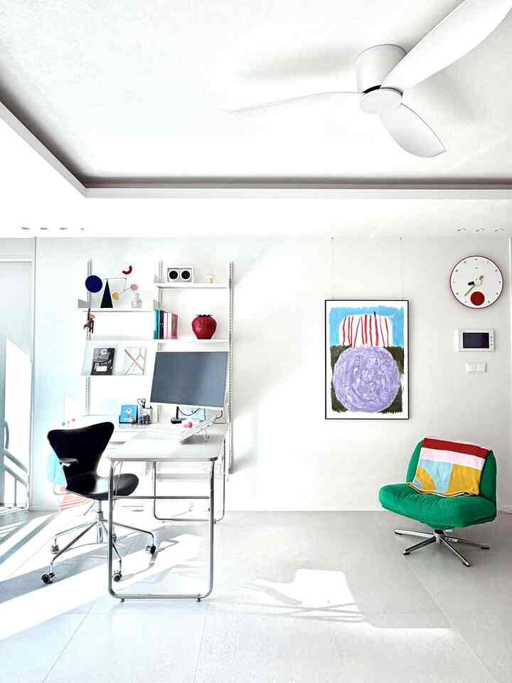 好きなオブジェたちと、ひとり2ヶ月待って頂いた時計、一生懸命発売売り選んだポスター、愛情をたっぷり込めた我が家リビングルーム☺


＃インテリア