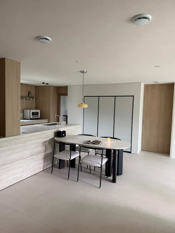 ＃コンスープ記録集＃賢明な消費

変わった我が家のキッチンを味わう..🖤
私の家のキッチンはどこが変わったのですか？

既存のダイニングテーブルと似ています。
いざ変えてみると完全感が違ったんですよ！

ブラック＆ホワイトグランジ
インテリアを飛ばさずキッチンがより整頓された感じです。 
全体の雰囲気も一層落ち着いたような感じ！

天板はセラミックです。
使っても大変気にしないから
むしろ食卓に座る時間がより楽になった感じ。

マットな6本の黒脚とポセリンセラミック天板の組み合わせ
我が家のキッチンの中心をしっかりと握ってくれる感じです。 

スペインinalcoブランドのポセリンセラミック
通常のセラミックよりも高い温度と密度で作られています
耐久性がしっかり良いですね！

子供がいる家なので汚染や傷に敏感になるしかないのに
吸水率が低く、汚れや汚れにも強く、
生活スクラッチにも気軽に使えるので
デイリーダイニングテーブルに置いてよかったです。

色は2つ、サイズは3つに出て
家の構造やスペースの大きさに合わせて選ぶのが好きです..🖤


＃今日の家＃今日の家のインテリア＃家の装飾＃インテリア＃ホームインテリア
＃ホームスターグラム＃インテリアスターグラム＃ホームスタイリング＃新婚ホームインテリア
#アパートインテリア #ミニマルインテリア #モダンインテリア
＃キッチンインテリア＃リビングルームインテリア＃インテリアレコード
＃家のコミュニケーション
＃ベノシックス＃ベノシックスダイニングテーブル＃ダイニングテーブル＃ダイニングテーブルチェア＃ダイニングテーブルインテリア＃ダイニングテーブルおすすめ＃ダイニングテーブル飾り 