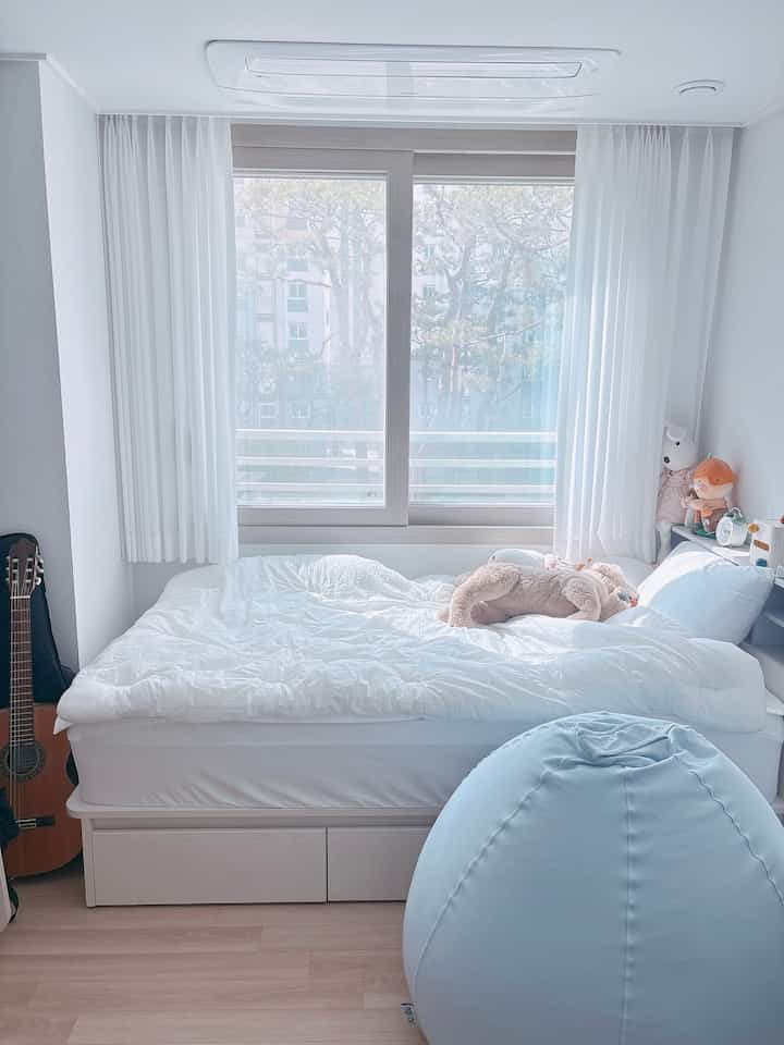 ＃コンスープ記録集＃今日の私たちの家 

お部屋の掃除 芽を出してから日差しまで入ってきてもっときれいに見えますね :) まとめられた空間に暖かい光が加わるのでさらに居心地の良い感じです！  

＃子供部屋のインテリア