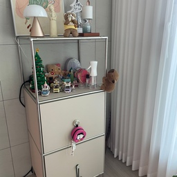 우리집 거실 한켠🩵
생각보다 수납공간이 넓어서 지저분한거 넣어두기 딱! 
젤 위 칸은 나의 추구미존 = 아무것도 안하면서 귤까먹고 소파에 누워있기(내가 원하는삶🤣)액자
아랫칸은 신혼여행을 기억하며 하와이존으로 꾸미기
#거실 #수납장 #하와이 #신혼집 #인테리어