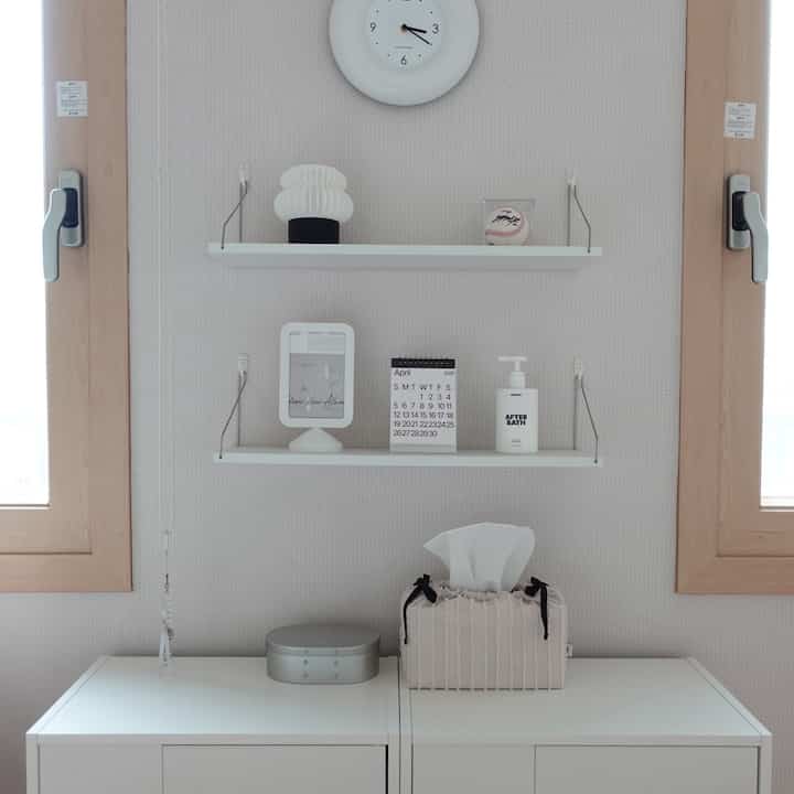 
＃かわいいテム

インテリア小物のような美しさの美しさ3つ

1. サンノックボディローションアフターバス
ブラック＆ホワイトのシンプルなデザインです。
どこに置いてもインテリアを傷つけません。
お風呂の後に感じられる暖かいぬくもりのような香りで
軽い製剤なので吸収も早いです。

2. ノックシェーキングセラムミスト
インテリアオブジェのようにユニーク 
華やかなデザインで製作された製品です。
主に机に置いて使用します。
時々肌が熱くなる時が多いです。
そんなとき振りかけるとクーリング感が増しつつ
肌を落ち着かせるのに役立ちます。

3. ホテルドソン香水ミッドソマ
1920年代建築様式であるArt Deco様式を
モチーフにしたデザインで
さわやかな草の香りと優しい草花の香り
自然に調和しています。
柔らかく爽やかな残響が特徴です。



＃小さな部屋を飾る＃部屋を飾る
＃書斎飾り＃デスク飾り＃インテリア小道具
＃作業室＃書道を飾る＃デスクテリア
#デスク飾り #デスク小物
＃IKEA照明＃照明＃IKEAフォルソ
＃壁棚＃壁棚インテリア＃ムータ穴壁棚
#ボディローション #ボディローションおすすめ #香水 #香水おすすめ
＃コンスープ記録集