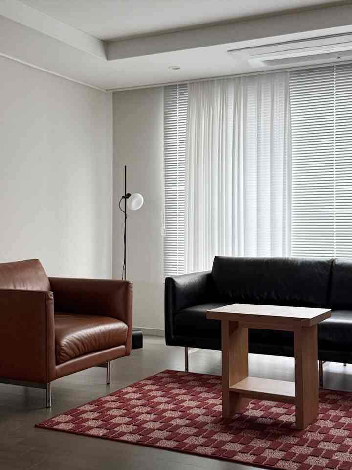 🏷️追求味がいつも変わる #私たちの家追求味 
⠀⠀⠀⠀⠀⠀⠀ 
最初はミニマリスト+ミッドセンチュリーでした。
今はよく分からない>_<
追求も常に変わります:)
⠀⠀⠀⠀⠀⠀⠀ 
＃メイドパール＃メイドウェルカム＃家の飾り
＃ミッドセンチュリー＃ミッドセンチュリーモダン＃シンプルインテリア 
＃ミニマルインテリア＃ミニマルライフ＃ミニマル＃モダンインテリア 
＃ソファインテリア＃ソファテーブル＃ラグインテリア＃ホームスタイリング
＃ラグ＃カラーインテリア＃カラーポイント＃リビングインテリア＃リビングルーム
＃ポイントインテリア＃リビング飾り＃今日の家＃照明インテリア 