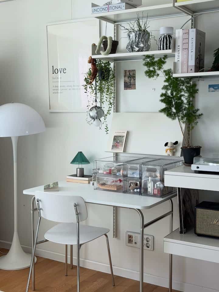 #콘수프기록집 #인테리어노하우

A desk in a corner of the living room.

I sit here to eat snacks and watch TV.

Since I put a storage cabinet on the desk, organizing various things has made the space even
neater.

I think there is nothing better than a storage cabinet for organizing.

#HomeDecor #거실 #거실스타일링 #맞팔 #맞팔해요

#HomeStagram #홈스윗홈 #홈스타일링 #홈데코

#homedecor #homestyling #home #맞팔선팔

#30PyeongInterior #거실인테리어 #수납템 #정리템

#Organization #정리함 #정리수납 #수납정리