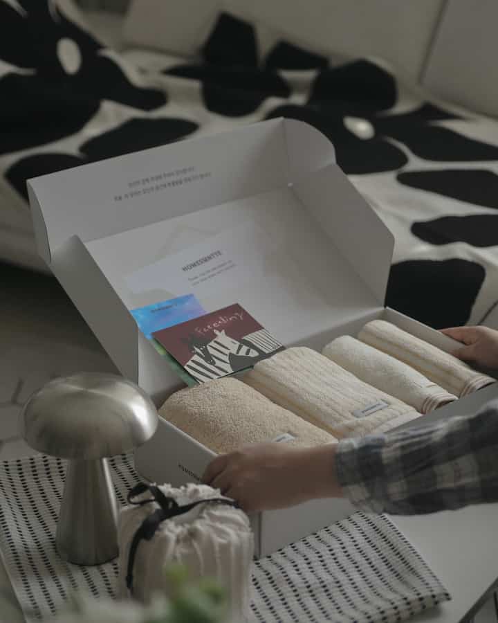 コンパクトコマサ100％と触れたときの柔らかさが違います！
過度の色感だから好きです - 国内製造
Oeko-Tex Standard 100 Class 1等級だから肌に触れたとき
刺激が感じられず、特に発マットはノンスリップパッドが別に
入っていてジャングルなしで安定感を持ってくれるので完全満足！

ホームエッセだけの丁寧なパッケージに
タオル、ハンドタオル、発マット構成まで知っていてプレゼントとしてもいいです♥ 

＃ホームエッテ＃タオル＃バルマット＃ホテルタオル＃タオルプレゼント
＃ハンドタオル＃家の贈り物＃リビングインテリア＃小道具インテリア
#タオルおすすめ #タオルおすすめ #タオルおすすめ #コンスープ記録
＃コンスープ記録集＃コンスープフィルム 