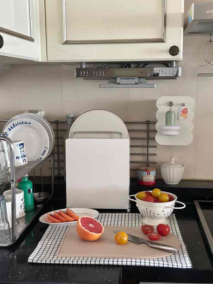 毎日使うトマラ衛生がいつも気になっていましたが、一日の空間抗菌シリコントマに変えてとても満足して使用中です。

✔️安心衛生：医療用、幼児用等級で使用されるプラチナシリコーン材質の99.9％抗菌ドーマラ安心して 
使用でき、熱湯消毒や食洗機も可能なので管理 
楽です。
✔️安定したカルジル：KCCプレミアムシリコン 
ナイフマークが簡単にできずにカッティングするときに着く 
ノンスリップのおかげで押されずに固定されます。
✔️きれいなディテール：ボーダーに水流防止溝があります 
水気は床に流れません。
✔️整理整頓：専用の据え置きを含むセットでキッチン 
はるかにきれいに見え、ウォーターベースがあり、洗浄後すぐに 
取付け可能です。

デザインも綺麗で実用的だからまな遊牧民の方へ 
おすすめです！^^

＃コンスープ記録集＃今日の私たちの家＃サリムサル
＃キッチンインテリア＃キッチン用品＃オーホームストア 
＃一日の空間＃まな板＃トマセット＃シリコンドーマ 
＃一日の空間トマセット＃トマおすすめ＃キッチンテム
＃イケア棚＃セームディ＃ガスバルブカバー 