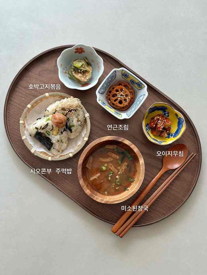 木目調のトレイ上に和風の食器と塩昆布おにぎりが配置された、シンプルなランチの盛り付け