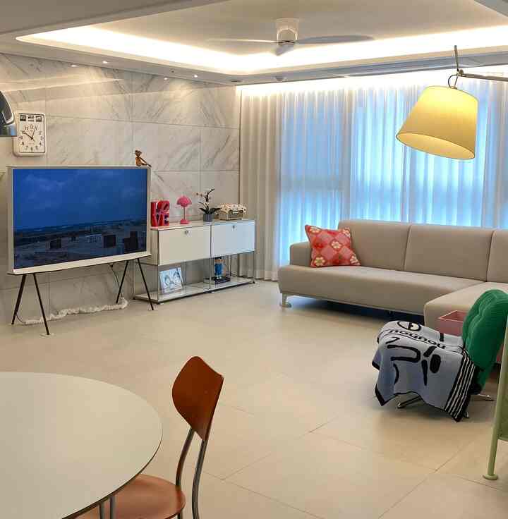 片付けてくれて気持ちいいです😊

#リビングインテリア #거실꾸미기 #거실 #조명 #아르떼미데톨로메오 #시계 #벽시계 #usm #usmhaller #거실장 #전신거울 #레어로우