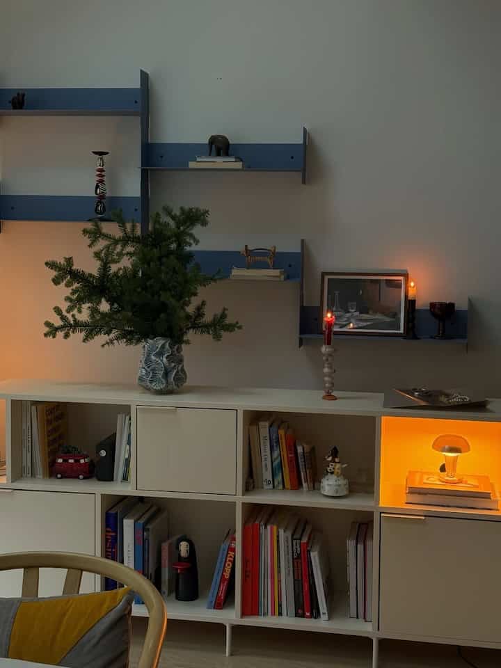 Warm corners, soft glow, and a quiet evening mood 🕯️🌿
 Layered lighting and simple shelves turn everyday storage into a cozy, lived-in scene.

Credit: @Joyceemli

#CozyHome #EveningVibes #ShelfStyling #WarmLighting