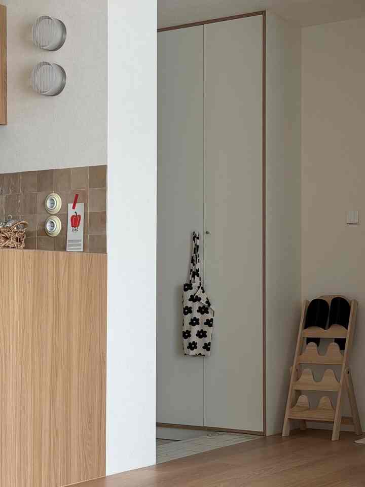 毎回忘れてしまう買い物かごは靴箱の取っ手に..！ショッピングカートはなぜいつもマートに着き、思うのですか？😂

＃玄関のインテリア 