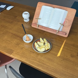 #일상기록
매일 아침 사과 한개와 땅콩버터를 먹어요 
임신하고 알게 된 사실인데 임산부에게 사과가 좋다고 하더라구요 출산잔까지 꾸준히 지키려고 노력중🖤
 #집꾸미기 #오늘의집 #침실인테리어 #거실인테리어 #일상 #말띠맘 #예비맘 #말띠 #미니멀인테리어 #34평아파트인테리어 #아파트리모델링 #주방인테리어 #욕실인테리어 #모던인테리어 #homeinterior #오션뷰아파트 #홈스타일링 #homestyle #그레이지인테리어 #인쇼스타일 #예쁜템최고야 #잘산템 #주방용품 #빈티지그릇
