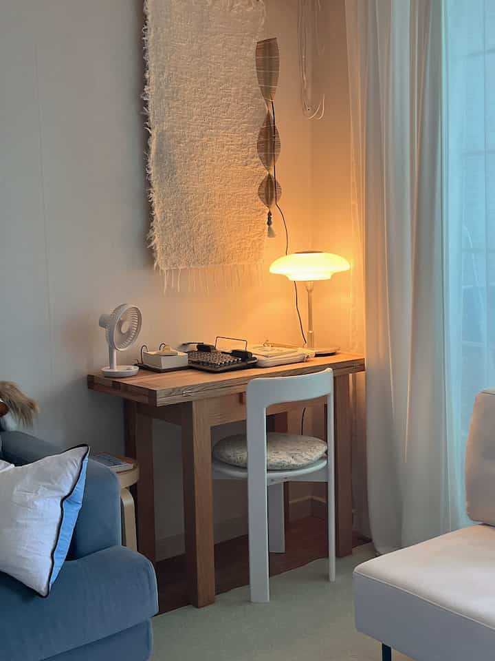 #インテリアノウハウ やっぱり大好きなポルトガラグ🥨 机の前に似合うラグやドアカーテンで額縁の代わりにポイントをあげることができますよ。

ダイソージップピンに家に転がっていた木の棒を差し込んで歩いてくれましたが、長さが長いのが少し残念です😅

＃コンスープ記録集＃ナチュラル＃壁飾り＃ウッドインテリア＃バイナリショップ＃リビングライト