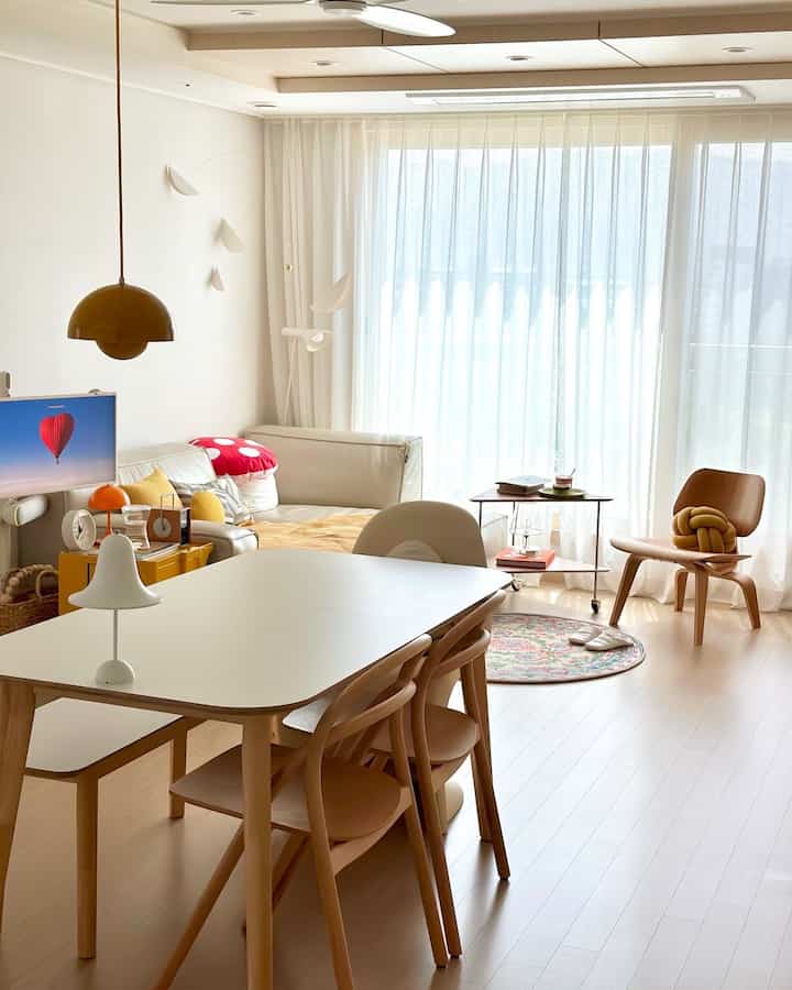 🍮甘いホームカフェの余裕。

私だけですか？
早い日の出時に夜明けの夜 
睡眠を説いて唇にまめができました。
それでも毎日同じ日常を過ごす最近。

予約書を探しに図書館に行きました。 
香ばしい風味の香り〜 
しっかり参考家に来て直接ホームカフェを着ました。

💚自家製緑茶プリンと  #거실가구배치   #홈카페존  