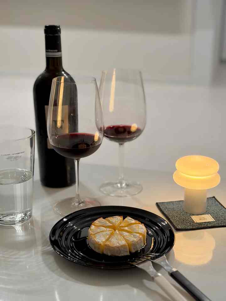 #오늘의우리집 #콘수프기록집
夕食を早く食べたら、なぜこんなに自分の前にお腹がすいたのでしょうか😞
だからいつも夫と夜食を食べて眠る••
もう夏なのに買いついつ抜かない( •́ ̯•̀ ) #와인 #이케아접시 #이케아와인잔 #와인안주 #브리치즈구이 #일광전구 #일광전구스노우맨 #gbh #맞팔