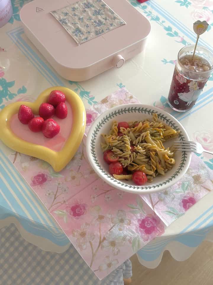 #コンスープ記録集 #きれいなテム最高2 

サフォンで撮った最初の写真🎀🌸 

今日のきれいなテムは、メロウムツクハートトレイプレートです🧡 

私はドングルのドングルのようなデザインの皿やカップがとても可愛くてよかったです 💛💗 この皿は色合いが黄色、ピンクになっていてとてもきれいで絵の具で塗ったように見せて自分で作ったように可愛いです💜 

新しいカメラが色味を華やかにつかんでくれ、製品の魅力が引き立って見えると思います 💛💗 

私の兄弟は楽しい週末を過ごしましたか？新しい一週間も一緒にファイティングです💜ランチおいしく召し上がり、午後も頑張ってください💜 

＃お揃い＃おやすみなさい＃ボウルおすすめ 

