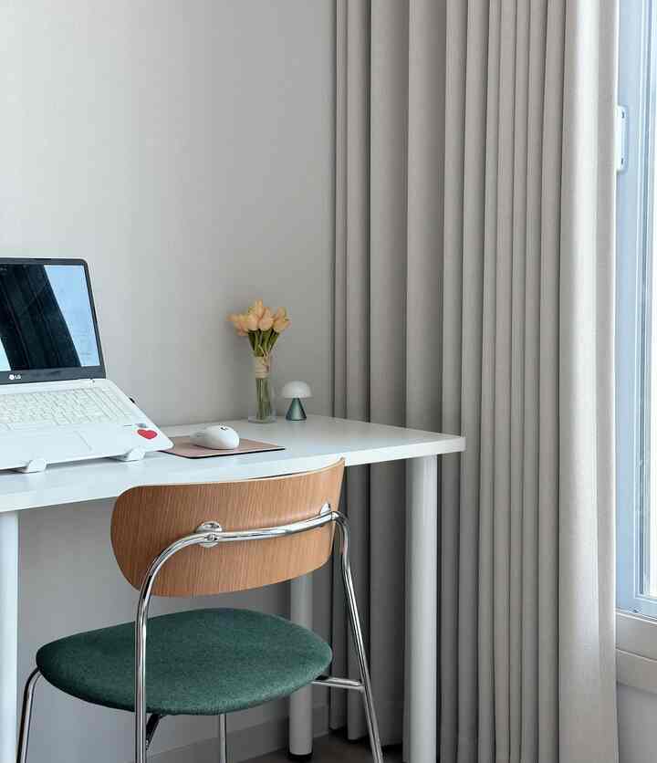  #웰컴미션 #재택근무 #침실인테리어 #노트북 #간이테이블 #미니책상 #방구석포토존 #쇠테리어 #조명 