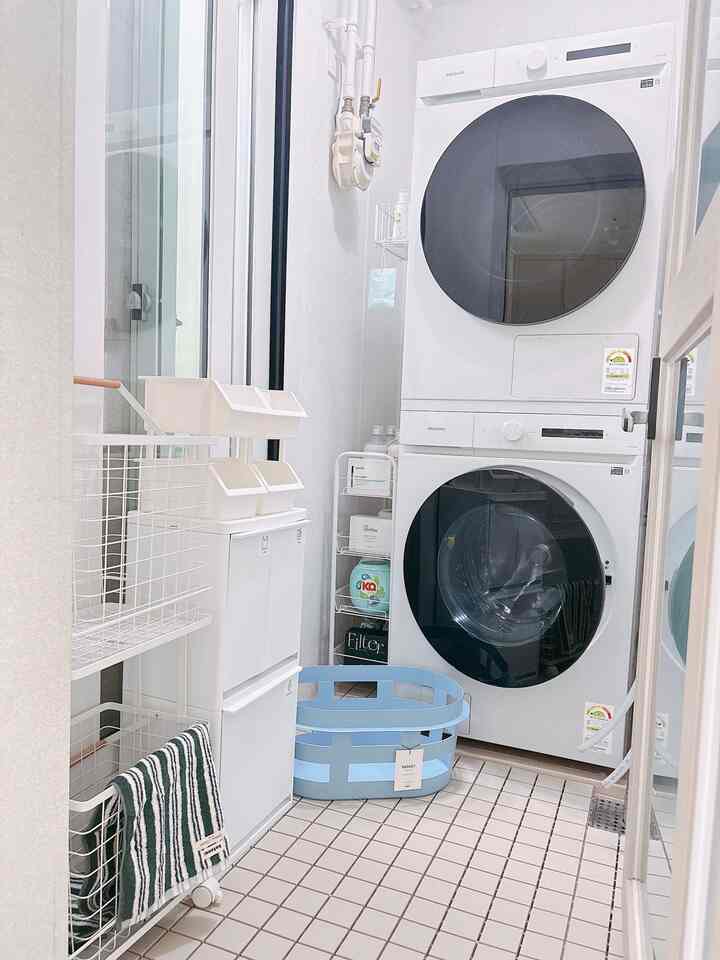 #今日のタイル 

ランドリールームの床にはデッキタイルを使用しています！ 
水を使う空間なので、排水口周辺は空にしておき、壁面は少しゆとりを置いて配置しました。おかげで水抜けも良く、組み立てや分解が簡単で掃除もはるかに簡単になりました。タイルのおかげで空間がさらに整えられて見え、全体的にすっきりとした感じです:) 

#ランドリールーム #hay #haybasket #ヘイバスケット #バスケット #ランドリーバスケット #洗濯バスケット #ムタゴンマーケット #ランドリールームインテリア #ランドリールーム収納 #洗濯室飾り #ハンサム #洗濯バスケット #ランドリールーム 床 #デッキタイル #洗濯室 #ニッチ収納 #フランコ材＃コトナ＃メアパール＃トロリー＃分離収集箱＃ランドリールームタイル＃プロメイド＃タイル