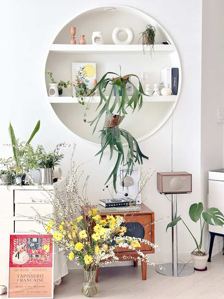 春の花で華やかになった我が家フォトゾーン🌿

白い雪のような雪油画と鮮やかなバタフライのラナンキュラスを入れて、リビングルームに春のスプーンを加えました。

花一つに変わる家の気温、 
小さな変化で気持ちいい一日💛


＃今日の私たちの家＃コンスープレコードハウス＃今日の庭＃ 
＃春のお祝いの装飾＃花のインテリア＃フラワーアレンジメント＃バターフライ＃メイド＃ホームスタイリング＃フラワーインテリア＃雪油絵＃バタフライラナンキュラス＃春のインテリア＃家の装飾＃ホームデコ＃感性インテリア＃ホワイトインテリア＃私たちの家フォトゾーン＃ 