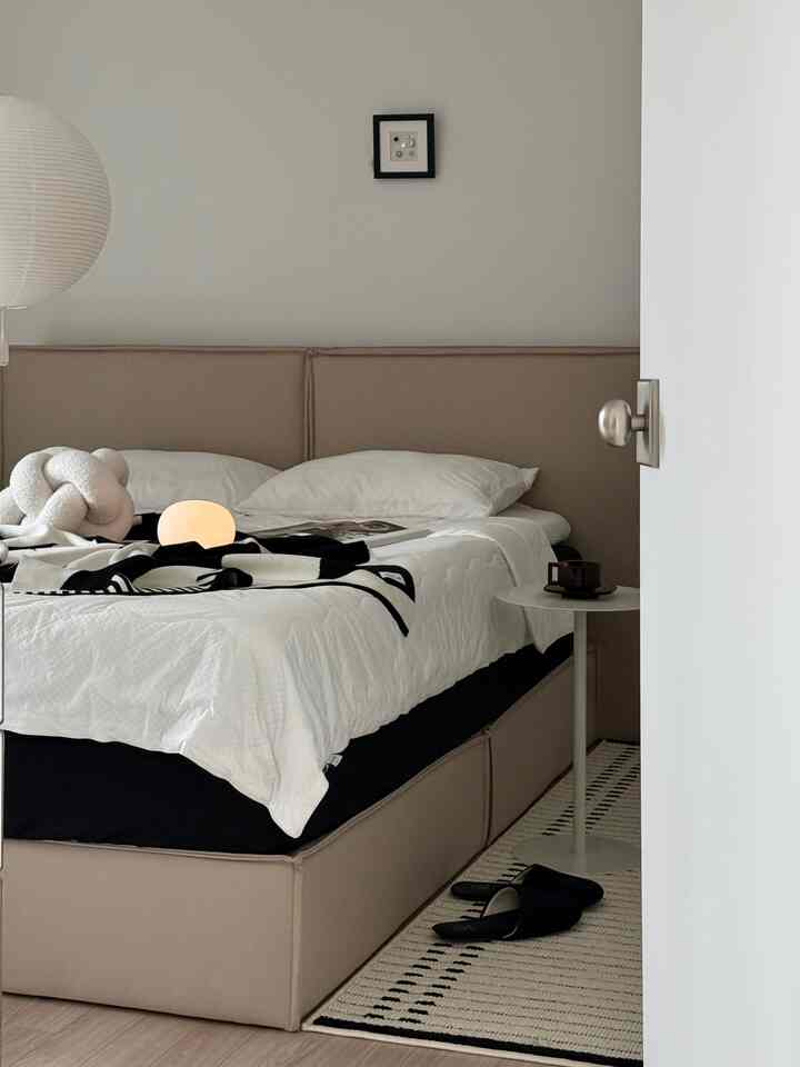 ＃寝室のインテリア＃今日の私たちの家 

突然暑い天気で寝具交換してくれました！
夏を準備する最も確実な方法、 
バウンティフル冷たい布団で寝具を交換してください！🛏️🍃
⠀⠀⠀⠀⠀⠀⠀⠀⠀⠀⠀⠀⠀⠀ 
背中だった夜もしっかり快適になり、
エアコン風に頼らなくても
軽くて快適に眠れる夜のために..🌙
⠀⠀⠀⠀⠀⠀⠀⠀⠀⠀⠀⠀⠀⠀⠀⠀⠀
体に触れる瞬間に伝わる涼しい風合いが
一日の暑さを静かに冷やしてくれる感じです。
⠀⠀⠀⠀⠀⠀⠀⠀⠀⠀⠀⠀⠀⠀⠀⠀⠀
クールながらもやさしく、 
苦しくなく、喧騒なし 
さっぱりと保たれるポイントまで！
⠀⠀⠀⠀⠀⠀⠀⠀⠀⠀⠀⠀⠀⠀⠀⠀⠀
バウンティフルポラオン𝖯𝖢𝖬寝具付き
今夏はより涼しく、より快適に、
軽くて快適な夏を満たしてくれる準備をしてみてください！
⠀⠀⠀⠀⠀⠀⠀⠀⠀⠀⠀⠀⠀⠀⠀⠀⠀

⠀⠀⠀⠀⠀⠀⠀⠀⠀⠀⠀⠀⠀⠀ ⠀⠀⠀⠀⠀⠀⠀⠀⠀⠀⠀⠀⠀⠀⠀⠀⠀⠀⠀
🔖𝖡𝖮𝖴𝖭𝖳𝖨𝖥𝖴𝖫 [バウンティプール] 
⠀⠀⠀⠀⠀⠀⠀⠀⠀⠀⠀⠀⠀⠀⠀⠀⠀⠀⠀
⠀⠀⠀⠀⠀⠀⠀⠀⠀⠀⠀⠀⠀⠀⠀⠀⠀⠀⠀
＃協賛＃製品提供
＃バウンティフル＃bountiful＃冷たい布団
＃夏の布団＃夏の寝具＃夏の寝具のおすすめ＃夏の布団のおすすめ 
＃冷たい布団セットおすすめ＃PCM布団＃ポラオン＃polaron 
#アイス冷感寝具 #涼しい布団 
＃寝室のインテリア＃寝室の装飾＃情報＃情報共有 
＃ホームスタイリング＃インテリア＃ベッドルームインテリア
＃コンスープ記録＃コンスープ記録集＃コンスープチャレンジ 
＃メッパー＃マッパーウェルカム＃インテリアノウハウ