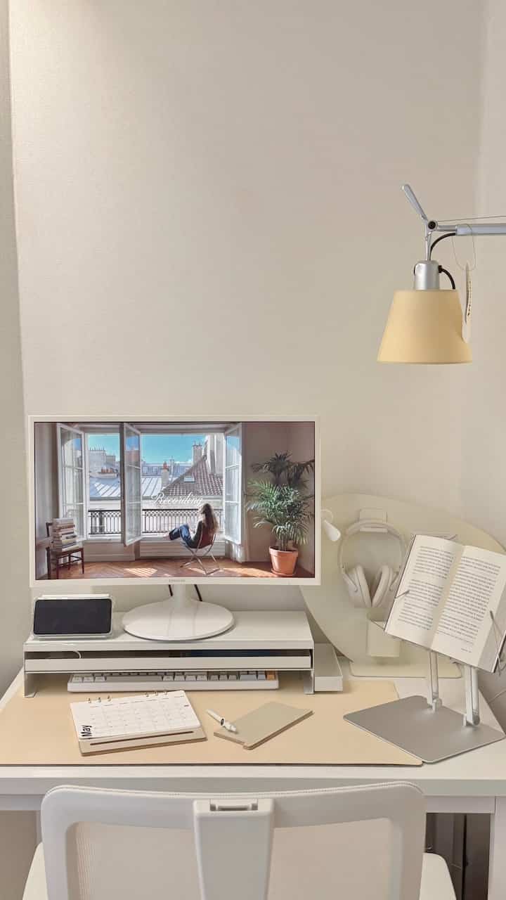 ＃デスクトップセットアップ＃モニタースタンド＃デスクトップマット  

デスクが狭いのでデスクテリアはできませんか？ 
私もスペースがないので1000 * 600の机を使用しています。
狭い机効率的にきれいに飾る方法がありました。 
私のデスクテリアの蜂蜜を紹介しましょう！ ✨

まず、モニタースタンド✔️
首肩腰の健康からデザイン、収納まで手に入れるヒョザテムです。 
イリアンピカモニター台は鉄製で磁石を貼ることができますが、 
携帯電話台とトレイを貼って使用すると、机の上に転がることなく
メガネ、ボールペン、携帯電話、メモ紙などすっきり収納できますよ 

引き出しがあり、ノートや書類まで手軽に入れておくことができる点！ 
オフィスでも、ホームオフィスでも完全に役立つでしょう？

第二に、レザーデスクマット✔️
私の机は実際にニンジンから3万ウォンに上がってきた製品です。 
天板が腐って気に入らない…バンティー材質なのに 
明るいクリームトンのイリアンデスクマットを敷いてください。 
バンティー天板は隠され、全体的なデスクの雰囲気が明るくなります。 
デスクテリアの蜂蜜におすすめです:) 



＃コンスープ記録集＃書斎インテリア＃書斎＃ホームオフィス＃デスクテリア 



