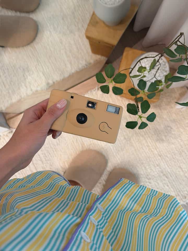 特別な贈り物にぴったりのフィルムカメラ📸🎞️🤎

カメラ用途に使用した後、インテリア小物としても
使えて一石二鳥の製品です。デザインがあまりにも 
感性的だからプレゼントするのも本当にいいカメラなんです！   #필름카메라 #인테리어  #포토존꾸미기 #맞팔