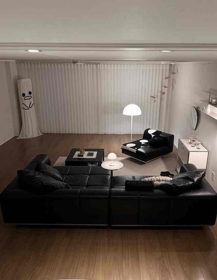 エアコンが孤独に見える
えく(?) #거실테이블  #가죽소파  #usm #루이스폴센  #러그 #모빌 #벽선반