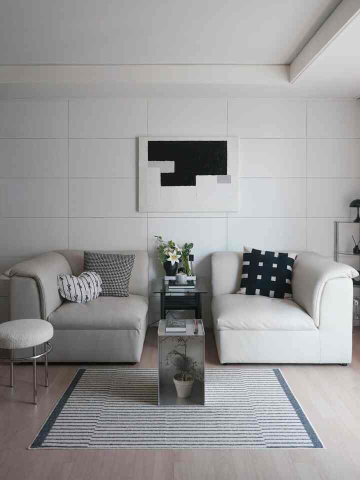 モノクロの強烈なコントラストが際立つモノクロイラスト
厚い質感で表現された白、黒、灰色の層が
シンプルさの中でも深い調和でモノトーンを
志向のリビングルームムードにもよく合いますよね！
トリビレッジ作品のおかげで、私たちの家のリビングルームはギャラリー🖤

⠀
＃コンスープ記録集 