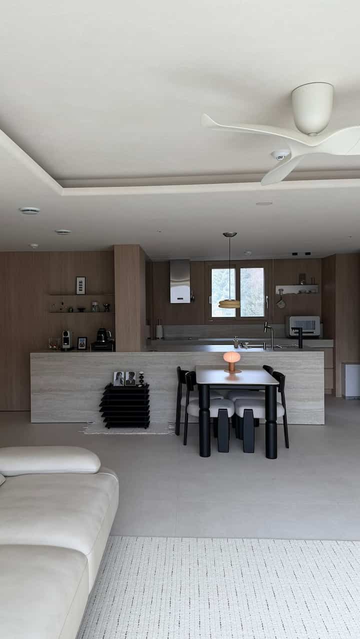 #ロマンダム

ロマン入りのキッチン、こんなに作りました。

ウッドトーンとクリームカラートーンをベースにして
ステン素材でポイントをあげると重くなくすっきりまとめられますよ。

構造は対面型キッチンで、
中心に大きなセラミックアイランドを置く
耐力壁基準で左側はホームカフェゾン、右側は個数通りに分けた
銅線が重ならないように構成しました。

耐力壁の柱にはブロンズ鏡を取り付けて
視覚的に空間がより広く見えるようにしました。

ポイントはステンフードとステンウォール棚、
そしてブラックダイニングテーブル+ホームカフェのブラックオブゼロ
全体のムードをきちんと握ってくれるもの。

ロマンは生かされ、日常で自然に使いやすい方向に仕上げました。


#キッチンインテリア＃ホームカフェを飾る＃新婚旅行を飾る＃大型アイルランド＃トラバーチン