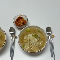 #오홈스토랑 #수제비
빵은 자주 만들면서
수제비 반죽 해봐야지라는 생각은
안했더라구요~~
그래서 수제비 해봤는데
너무 쪽득하고 맛있었어요!!🫶
다음에 또 해 야지
#신혼밥상 #맞팔 #켄우드 #반죽기