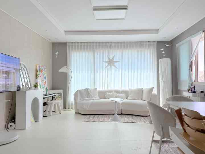 #콘수프기록집 #오늘의우리집 

ホームスクーリングは私の家のリビングルームです:)
できるだけきれいにしようとしますが、
子供たちも一緒にする空間だから、どう調和して飾るかという悩みができます。
このように空間ごとに写真を撮影してみると満たされなければならない 
部分や空にすべき部分が見えてよかったです！

リビングルームのソ・ジェファをしたいのですが、一度に 
少しずつ変えることを選びました。

一度今回はトロリーのある部分に本収納が不足して
収納状を調べました。
少しずつ満たしていく我が家の居間、またきれいにまとめてお見せします！  #아이있는집 #거실서재화 #인테리어기록 #수납꿀팁 #화이트인테리어 #육아일상 #오늘의집