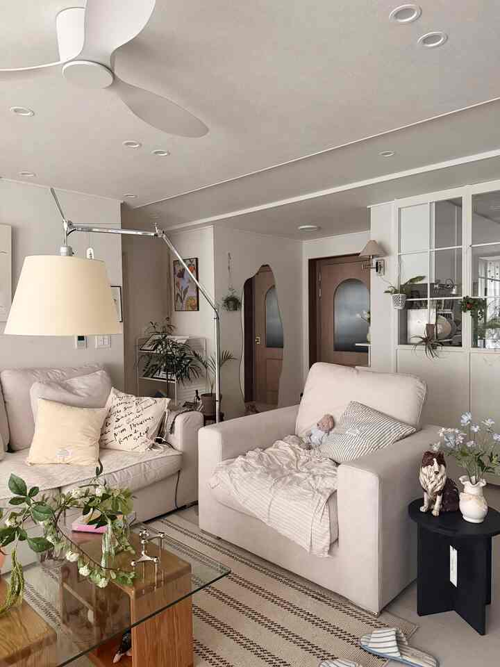 ＃今日の私たちの家＃コンスープ記録集

早朝、リビングに出るやいなや入れた瞬間です。 ☀️

整理されていない姿そのままなのに
そんな自然な感性もいいんですよ。 :)

もう4月の終わりですね。🤣
残りの4月も幸せに満ちていただきたいです。 🤍

＃リビングルーム＃リビングスタイリング＃リビング飾り＃ラグ＃1インソファ＃アルテミデトロメオ＃照明＃壁照明＃壁＃パーティション＃ウォールミラー＃中文＃中文インテリア＃クッションカバー＃スツール＃オブジェ＃小道具＃ルームシューズ#ブランケット #マーケットビー #トロリー 