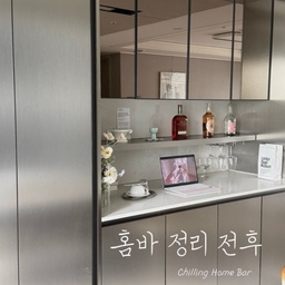 #오늘의우리집 #콘수프기록집 
정리 하나로 분위기가 달라지는 순간 🤍
#홈바 #홈카페 #홈바꾸미기 #홈바인테리어 #집꾸미기 #인테리어 #쇠테리어 #메탈선반 #쇠테리어소품 
#beforeafter #집정리 #감성인테리어 #홈카페감성
#homebar #homedecor #interiorinspo