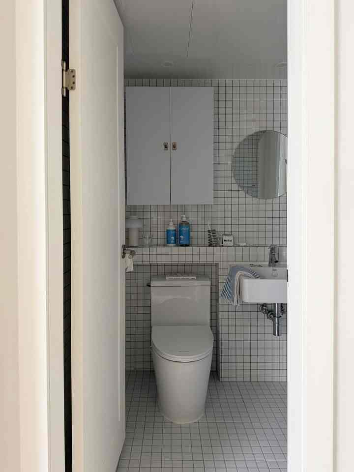 ＃インテリアノウハウ＃コンスープ記録集 

バスルームにきれいなデザインのタオルとパッケージがきれいなバスルーム小物を置くと、バスルームがより特別になった気分になります🩵

🏷️タオル：コトナ 
🏷️ボディウォッシュ、ボディローション：キャンリーフ 

＃ホワイトインテリア＃ウッドインテリア＃ホワイトウッドインテリア＃今日の家＃ホームスタイル 