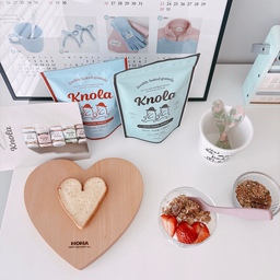 #콘수프기록집 #오늘의우리집 
요즘 즐겨 먹는 조합인데요, 꾸덕한 그릭요거트에 수제 그레놀라 듬뿍 올리고, 상큼한 딸기까지 더하면 입안 가득 달콤하고 고소한 맛이 어우러져, 간단하지만 제대로 챙겨 먹는 느낌이 들어 좋더라고요 :) 
#그레놀라 #수제그레놀라 #크놀라 #하트도마 #호하 #세임디 #디저트볼 #고블렛 #자개커트러리 #커트러리 #레고 #레고라디오 #이너조깅 #포스터 #맞팔 #홈브런치 #화이트인테리어 