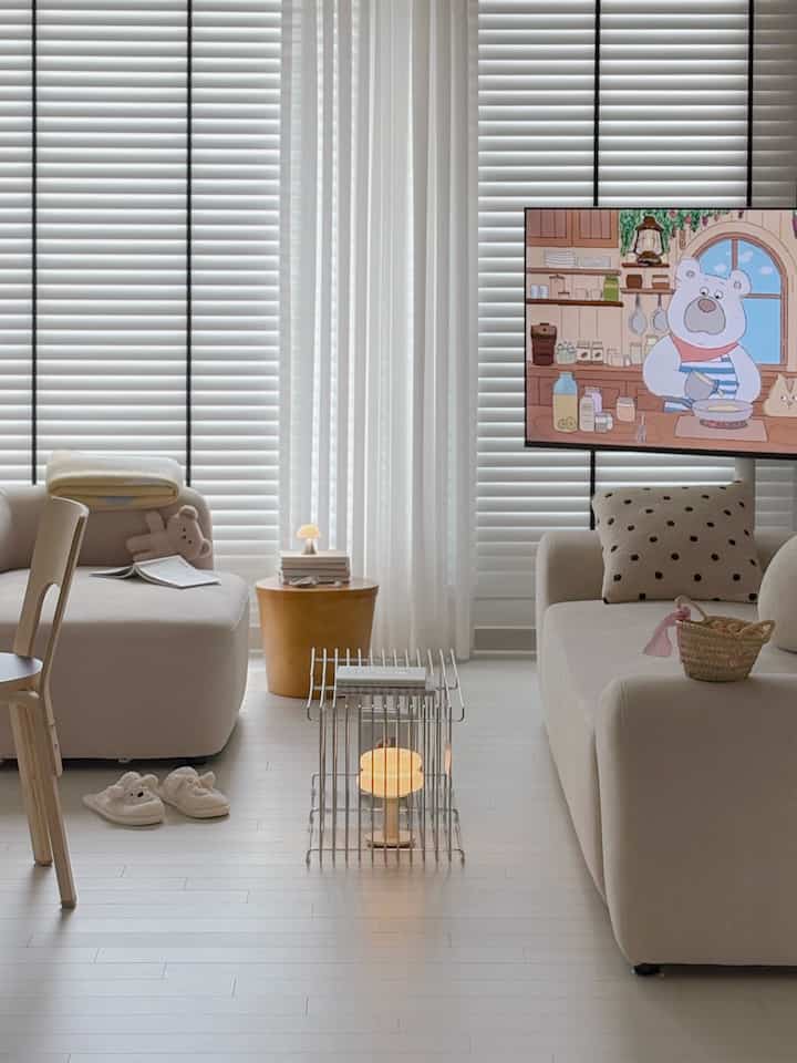 #예쁜템최고야 #콘수프기록집

ダイニングテーブルをリビングルームに移します。
ソファの持分が（？）あまり見えないようです。
一人用ソファをリビングルームに連れて行きました😆

最近一番好きな時間は
かわいい背景のプレイリストを置く
しばらく本を読む時間📚

モジュールワイヤー  #거실꾸미기  #철제선반   #신축아파트거실  #맞팔환영 
