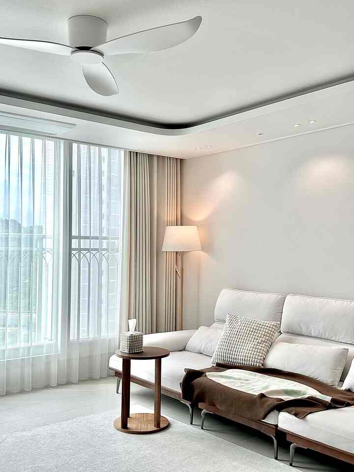 ホワイト+ベージュ一滴のインテリアにウッドをあちこちポイントを置いた家ですよ🏡
木が好きで木がくれる色味がきれいで家具でもインテリアでも飾ってみました🤎

落ち着きながらも目で見るのに快適な空間を飾っていくのが私の追求です。
今後この空間に色感をもう少し入れたいのですが、どんな色でもっと埋めるべきか悩みです！

今日の家にいるきれいな家たちをたくさん見学しながら勉強しなければならないと思います📖🤍


＃コンスープ記録集＃私たちの家の追求＃布団のお勧め＃サイドテーブル＃ソファークッション＃リビングライト＃植木鉢棚
