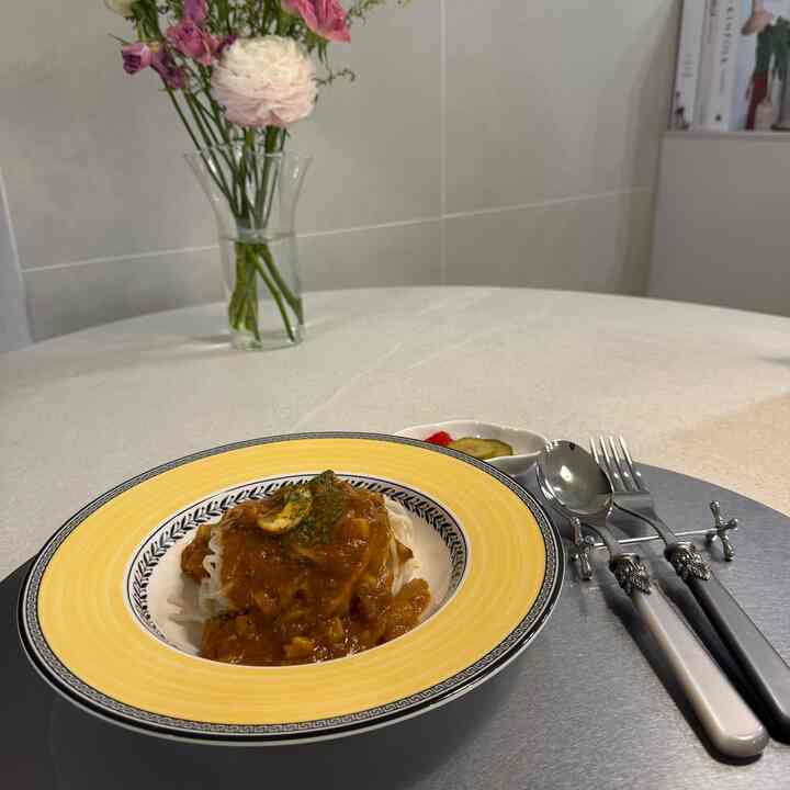 日当たりの良いスプーンのシンプルなランチ🍝
ビルボアウデンパスタ皿に盛り付けてもっと雰囲気 
ある一食🍽️

さわやかなトマトパスタに🍅
直接浸したピクルスまで添えた
シンプルだが十分満足のいく時間 😊

忙しい一日の中でも
しばらくのゆとりを楽しむ瞬間✨

今日の家