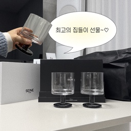 이사를 오고 집들이를 여러번 하다보니
다양한 선물들을 받게 되었답니다 ·͜·♡
오늘은 그 선물들 중에서도 
요즘 특히 너무 잘 쓰고 있는 선물 하나 추천 드려요 ✨
[ 센느 파리 ] 의 고블렛잔이에요 
저는 사실 센느파리 제품들이 너무 예뻐서
눈으로만 보고 있었는데요,
감사하게도 남편의 동생이 선물해주었답니다 >< 🤍
집들이 선물 추천을 이 잔으로 하는 이유는
저는 ‘사실 집들이 선물’ 생각하면
어떤 선물을 줘야 받는 사람이 행복할까?에
집중을 더 많이 하게 되는 것 같아요 💬
컵은 사실 기본템들이 있으면
새로운 것들을 계속 사는 게 쉽지 않은데
또 막상 선물 받고 쓰다보면 많은 게 좋더라구요 🙌🏻
그런 이유로 
쉽게 분위기도 낼 수 있고
어떤 음료든 예쁘게 담아낼 수 있는 
이 제품 추천 드립니다 ➿✨
요즘 홈카페 취미에 빠진 저희 남편이
아주 애정하는 잔이기도 하답니다 🙌🏻🤍
제가 받은 디자인 말고도 
다양한 디자인의 컵들이 있더라구요 
다른 디자인도 예쁘니 한번 둘러보세요 👀🤍➿
#실패없는선물추천 #집들이선물사전 #신혼부부
#결혼선물 #결혼 #신혼집꾸미기 #신혼집 #집들이
#집들이선물 #결혼기념일 #선물 #고블렛잔 #고블렛
#센느파리 #컵 #컵추천 #잔 #잔추천 #주방용품 
#신혼부부선물 #홈카페 #홈카페잔 #커피잔 #술잔
#선팔맞팔 #맞팔 #맞팔해요 #소통해요 🤍✨🤍