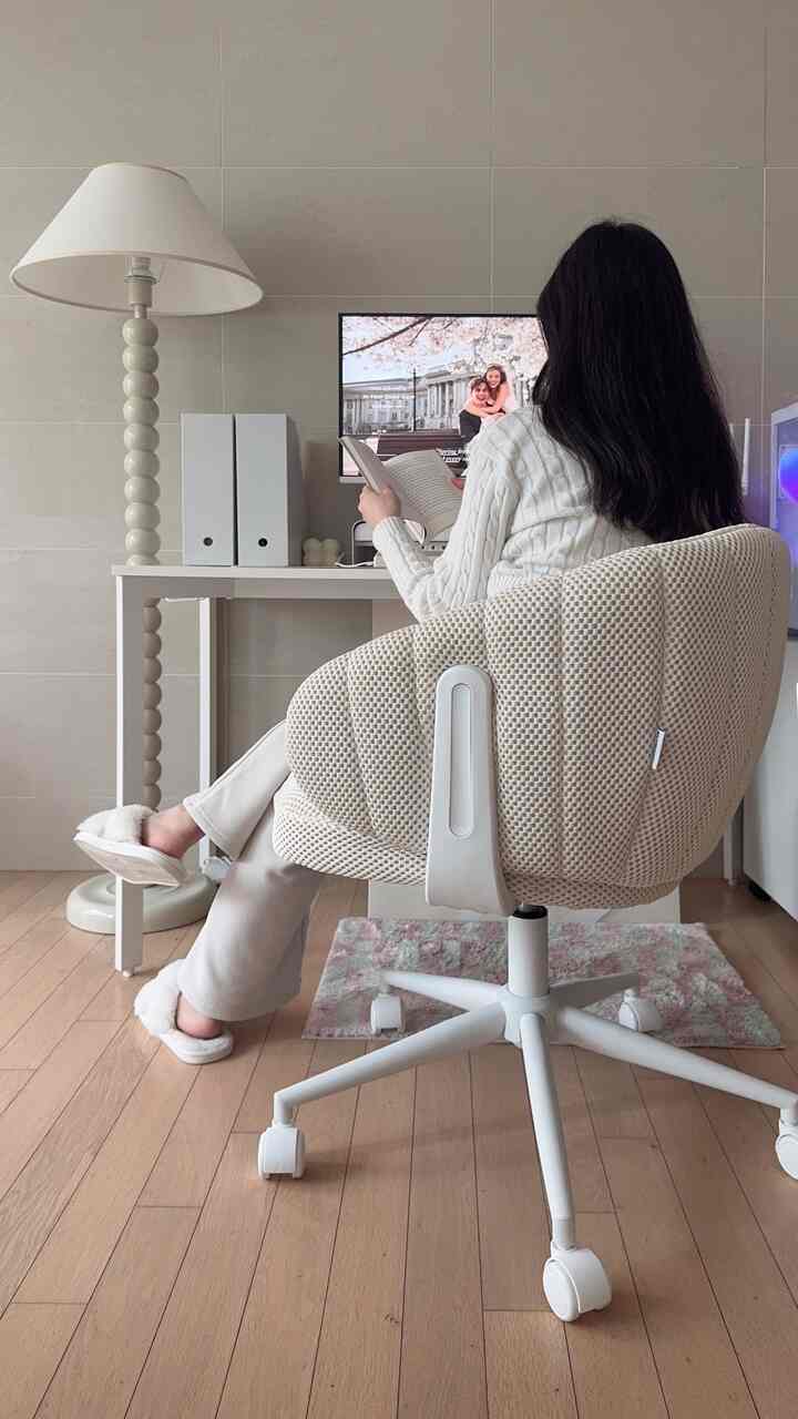 #데스크셋 #콘수프기록집 

もう木曜日です！
今日は微細な塵も晴れです。 
全家の窓を開けておく 
リビングルームで働いてみましょう🖥️

もともとは王の大きな椅子一つなので 
リビングデスクゾーンはいつも残念でした🫣
コンポタクラッサンチェアに変えたから 
雰囲気がはるかに柔らかくなりました☁️

曲がりくねった曲線デザイン 
オートクリームカラーでどこに置いても弾けない 
よく似合う感じですよ👍🏻

座ったときに優しい着席感も好きで 
ビッグベイビー席がどんどん欲しいよ☺️

かわいいデスクテリアを探すなら 
コンポタクラッサンチェアおすすめです🥐

ツイートをサイトに埋め込む  #컴포타체어  #데스크의자 #서재꾸미기  #작업실인테리어  #재택근무 #집스타그램  #미니멀인테리어  #홈카페무드  #맞팔해요 #오늘의가든 