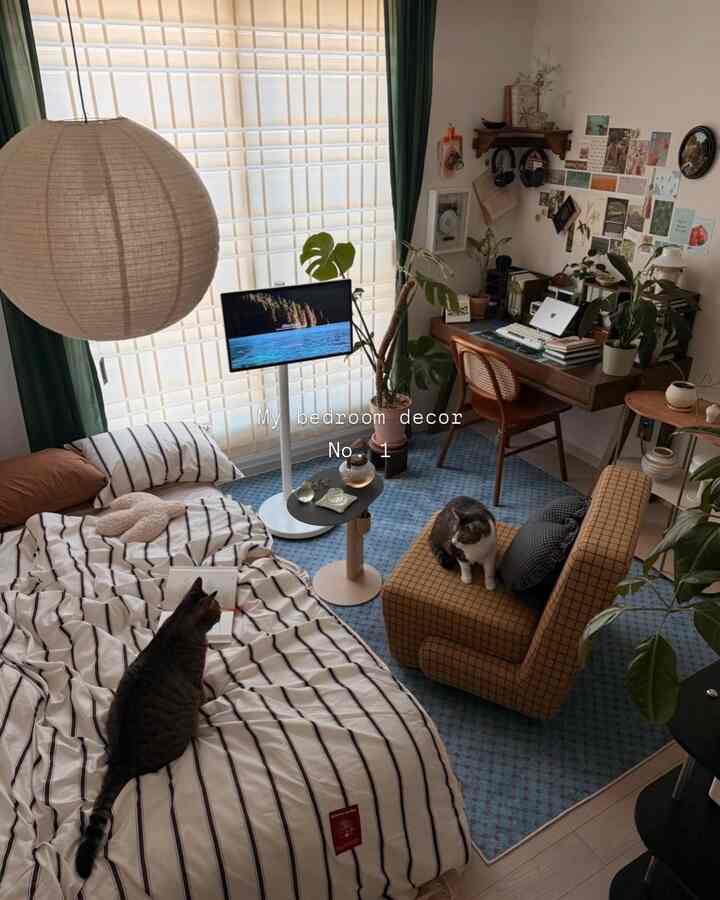 My bedroom decor 10 🛌
同じ構図、異なるスタイリング✨
様々な家具配置とファブリックで雰囲気をチェンジしてくれています。寝具を変えたりカーテン、ラグだけを変えても全く違う雰囲気を演出できると思います🤎

＃私たちの家の追求＃部屋のインテリア＃寝室＃寝室のインテリア＃寝室のスタイリング＃寝室の装飾＃ベッド＃寝具＃ラグ＃寝具のスタイリング＃ラグインテリア#ブランケット #カラーインテリア