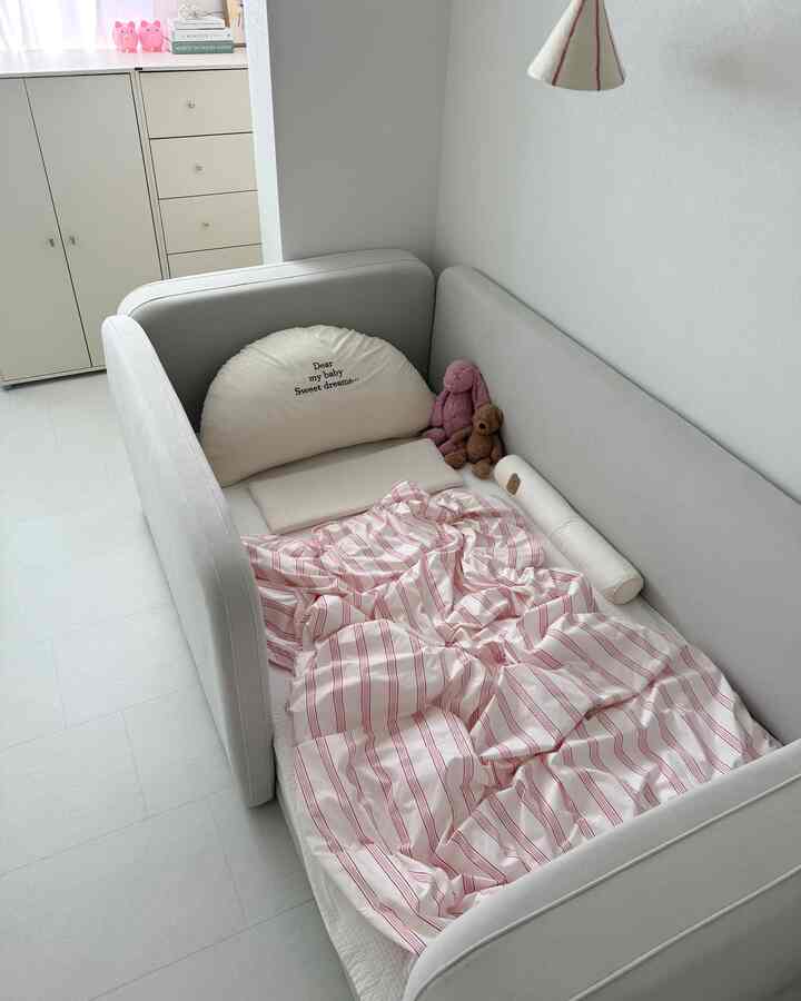 ＃五感レビューLightプログラムを通じて製品を提供され、直接使用してスタイリングした後期です。

きれいなデザインのロコデイベッドファブリック低床型ベビーベッド🤍
フレームは通常のベッドよりはるかに厚くてしっかりと作られています。
子供一人で上り下りするときも揺れずに安定感があり、
目で見るのにもずっしりとした感じなので、より安心して使っています。

アクアテックス生地なので、生活防水はもちろん汚染にも強く
簡単に拭き取ることができ、管理まで楽な点も長所です。

一緒に使ったマットレスもしっかり支えてくれて
子供が長く横になっていても快適で安眠をよくしていました。
体を安定して支えてくれる感じなので、成長期の子供にもっと良いようです。

また、アイベッドで大切な部分の一つがまさにガードなのに、
寝癖のある子供たちは寝て転がり落ちる可能性があるため
安全に守ってくれる役割をしてくれて、ぜひ必要だったんです。

ロコデイベッドは子供の成長に合わせてガード変更も可能なので
赤ちゃんの時から長く使える点も良かったし
何より独立睡眠を始めながらより満足度が高かったです。
子供だけの空間ができるので読書もして遊びもして
自分でベッドに横たわる習慣が自然にできました。

＃子供ベッド＃子供ベッド＃ファミリーベッド＃デイベッド＃機能性ファブリックベッド＃子供の装飾＃コンスープレコード＃コンスープレコードハウス＃子供の家＃子供家の家＃子供部屋の家具 


