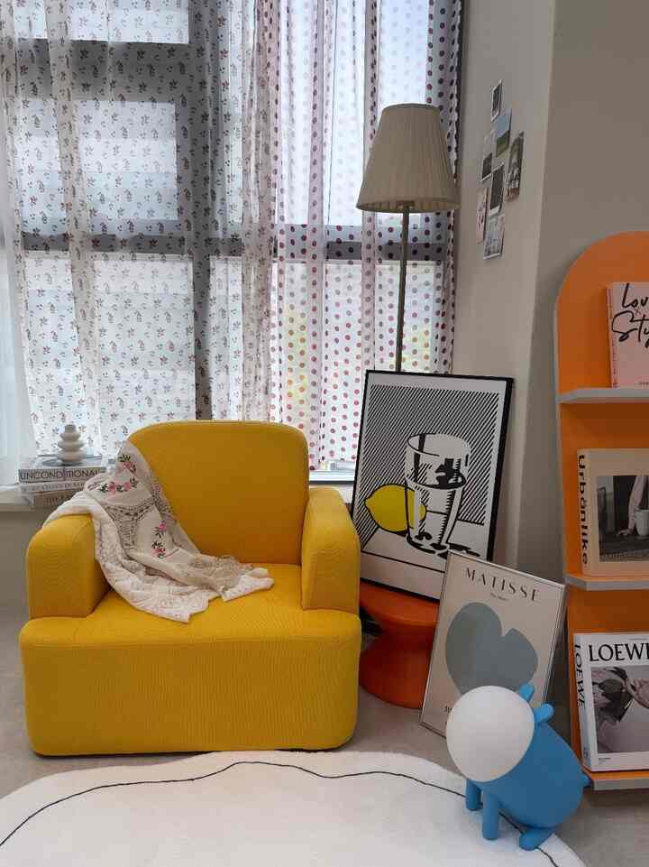This is a spot in my self-studio.

Centered around the window where soft sunlight streams in,

it is a space styled with a kitschy yet warm mood,

by adding vivid colors and charming props.

I placed a mustard yellow single sofa as an accent,

and arranged orange and art posters together to create a color balance haha.

#StudioInterior #포토존 #컬러인테리어 #공간스타일링 #감성인테리어