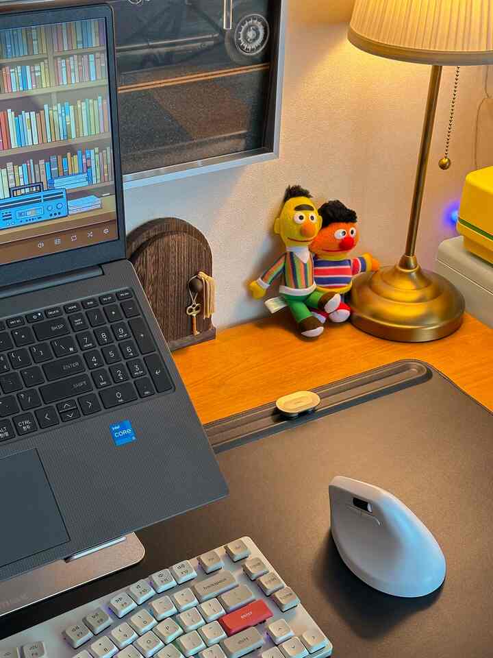 #현명한소비 #콘수프기록집  #데스크테리어  
私の手首のキムがマウス🤍
バーティカルマウスを一度使ってみるとずっと書きたいです🥰
